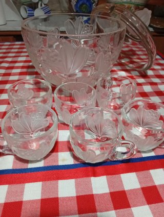 Cuenco con tapa y 6 tazas de cristal tallado