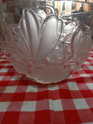 Cuenco con tapa y 6 tazas de cristal tallado