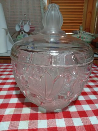 Cuenco con tapa y 6 tazas de cristal tallado