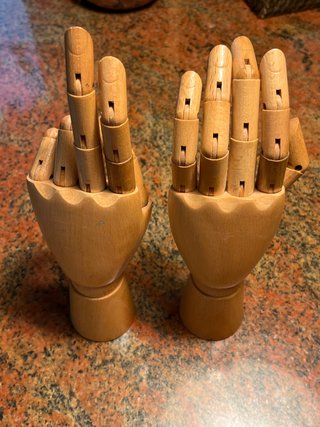 Manos de madera para modelo