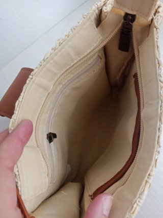 Bolso de rafia con solapa y cierre