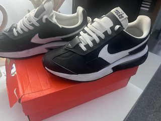 Zapatillas Nike Negras y Blancas