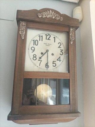 Reloj de pared antiguo de madera