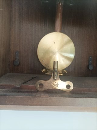 Reloj de pared antiguo de madera