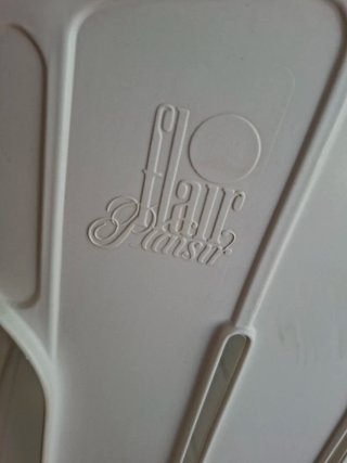 Sillas de exterior de plástico blanco.