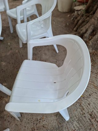 Sillas de exterior de plástico blanco.