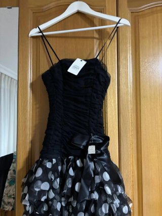 Vestido negro con lunares blancos