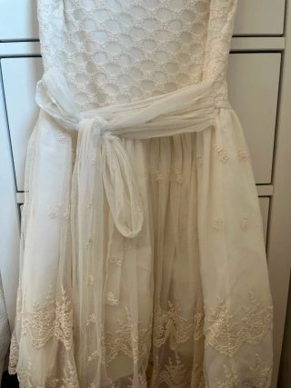 Vestido blanco de encaje para niña