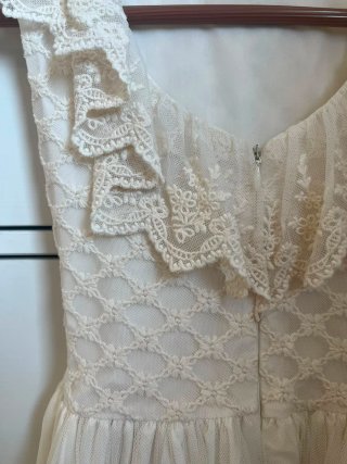 Vestido blanco de encaje para niña