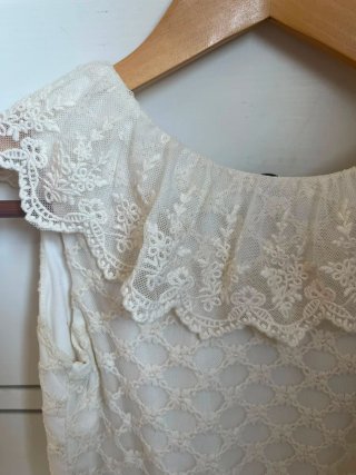 Vestido blanco de encaje para niña