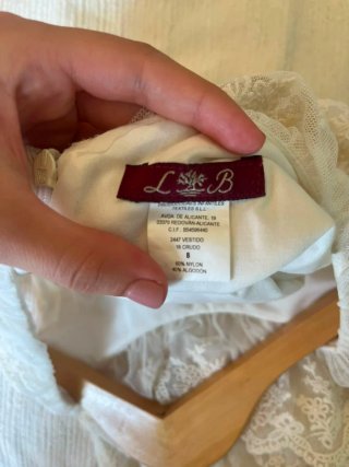 Vestido blanco de encaje para niña