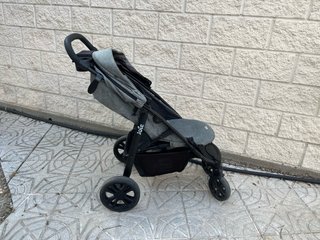 Carro de paseo Joie gris
