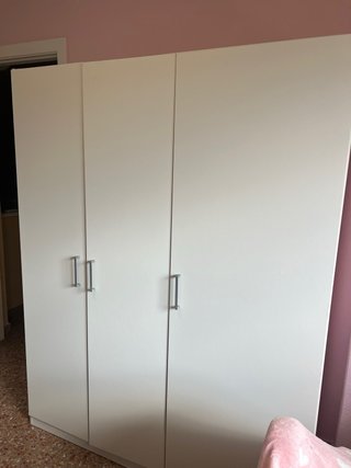 Armario blanco de madera