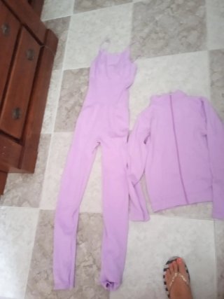 Mono y sudadera morados