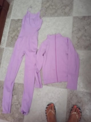 Mono y sudadera morados