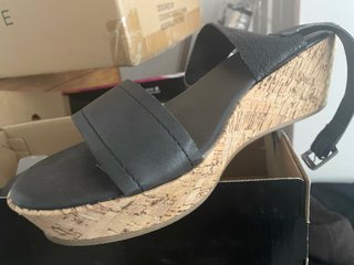 Sandalia negra cuña corcho