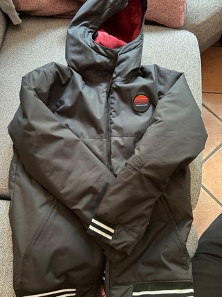 Abrigo Negro y Rojo Talla 12 años. Usado una vez