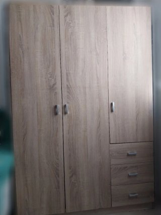 Armario de madera color beige y marrón