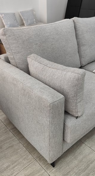 Sofá 270cm 3 plazas con patas y 2 cojines | Nuevo