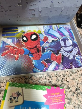 Puzzle Marvel y 2 libros infantiles