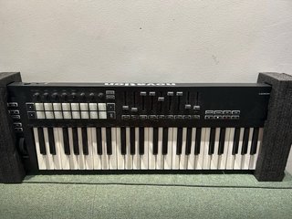 Controlador MIDI Novation Launchkey