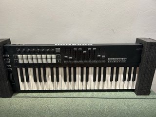 Controlador MIDI Novation Launchkey