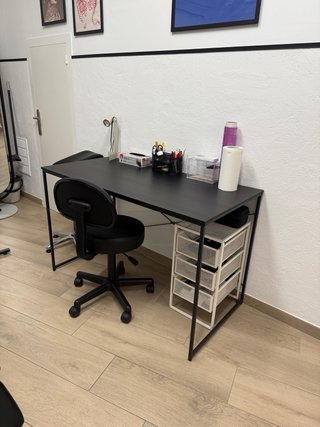 Escritorio negro de metal y madera