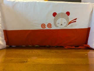 Protector Cuna Bonjourbébé Oso Rojo