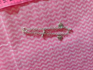 Pulsera de plata con corazones
