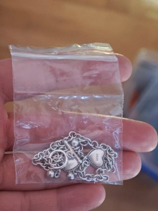 Pulsera de plata con corazones