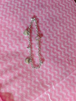 Pulsera de plata con corazones