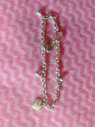 Pulsera de plata con corazones