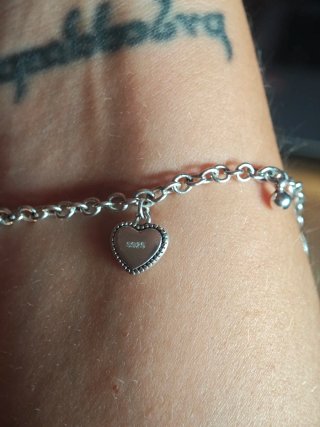Pulsera de plata con corazones