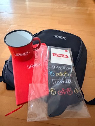 Pack La Vuelta: Mochila, Taza, Libreta y Calcetine