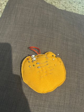 Cojín para agujas con alfileres