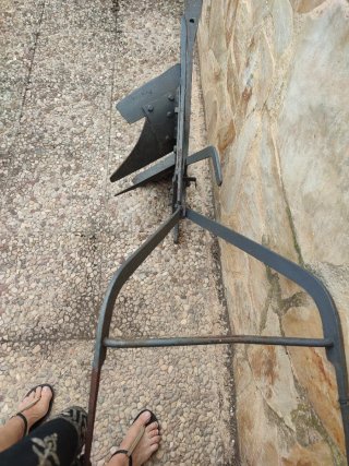 Arado antiguo de hierro forjado