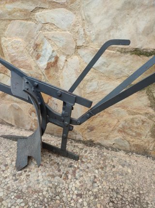 Arado antiguo de hierro forjado