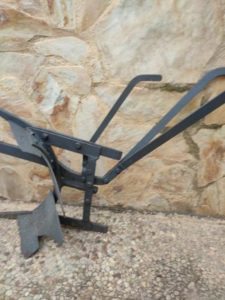 Arado antiguo de hierro forjado