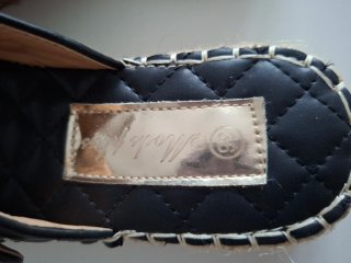 Sandalias negras acolchadas con hebillas doradas