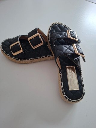 Sandalias negras acolchadas con hebillas doradas