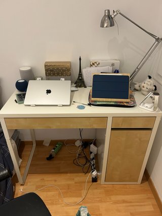 Escritorio blanco y madera