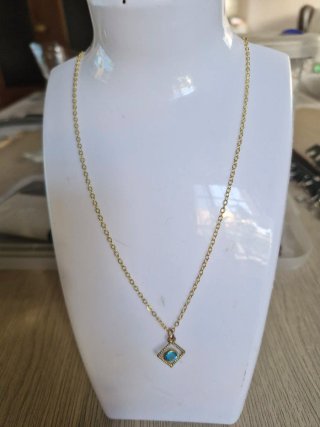 Collar dorado con perla