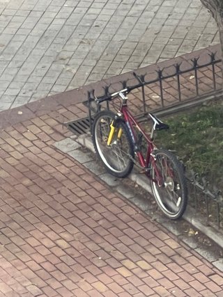 Bicicleta de montaña roja y amarilla