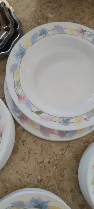 Vajilla antigua Arcopal con diseño floral