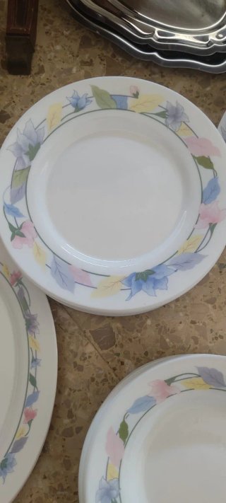 Vajilla antigua Arcopal con diseño floral