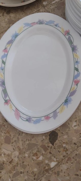 Vajilla antigua Arcopal con diseño floral