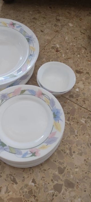 Vajilla antigua Arcopal con diseño floral