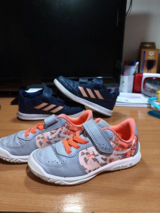 Zapatillas niña Adidas Talla 27 y artengo 26
