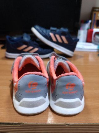 Zapatillas niña Adidas Talla 27 y artengo 26