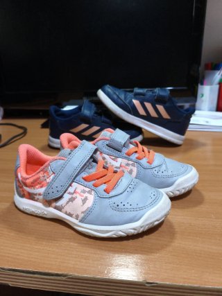 Zapatillas niña Adidas Talla 27 y artengo 26